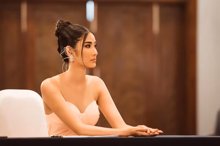 Thời gian gần đây, Hoàng Thùy thường xuyên diện trang phục tôn vòng một như váy áo cúp ngực, thiết kế cổ khoét sâu. Đa phần khán giả cho rằng việc Hoàng Thùy nâng cấp vòng một là hợp lý, bởi Miss Universe vẫn chuộng vẻ đẹp nóng bỏng, cuốn hút.