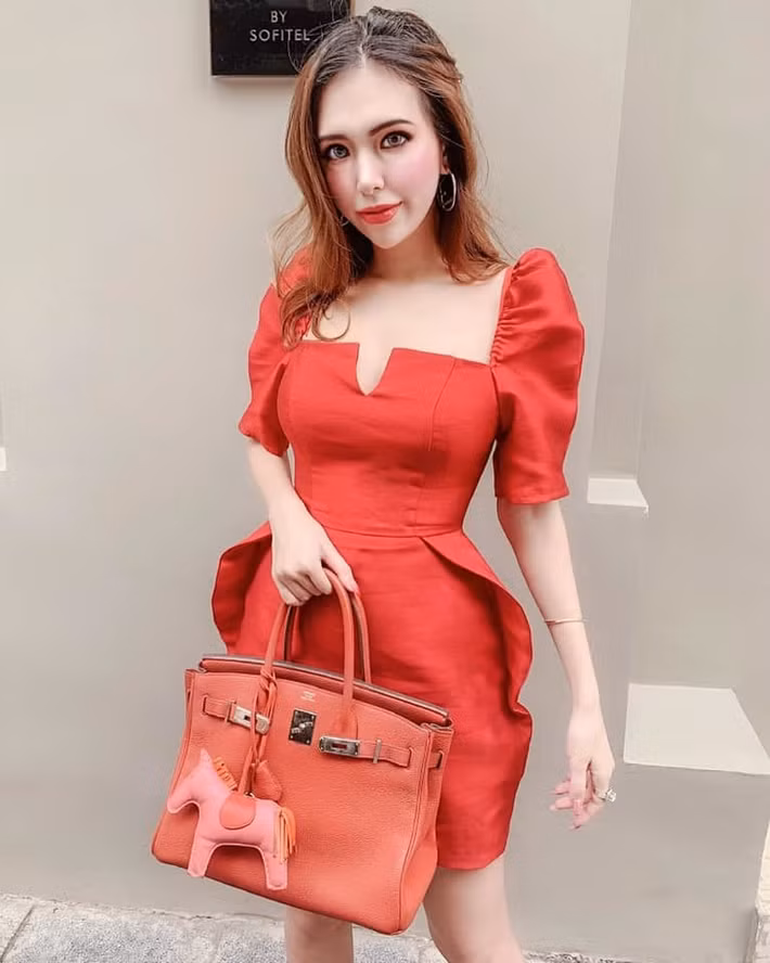 Là một nàng tiểu thư trong một gia đình khá giả tại Hà Nội, Lê Ngọc Phương Uyên có đầy đủ điều kiện để học hành giỏi giang, ăn mặc sanh chảnh.