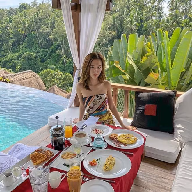 Khác với những nàng công chúa khác trong hội con nhà giàu, Uyên thường chọn những bộ váy vừa điệu đà lại vừa nóng bỏng của những thương hiệu nổi tiếng.