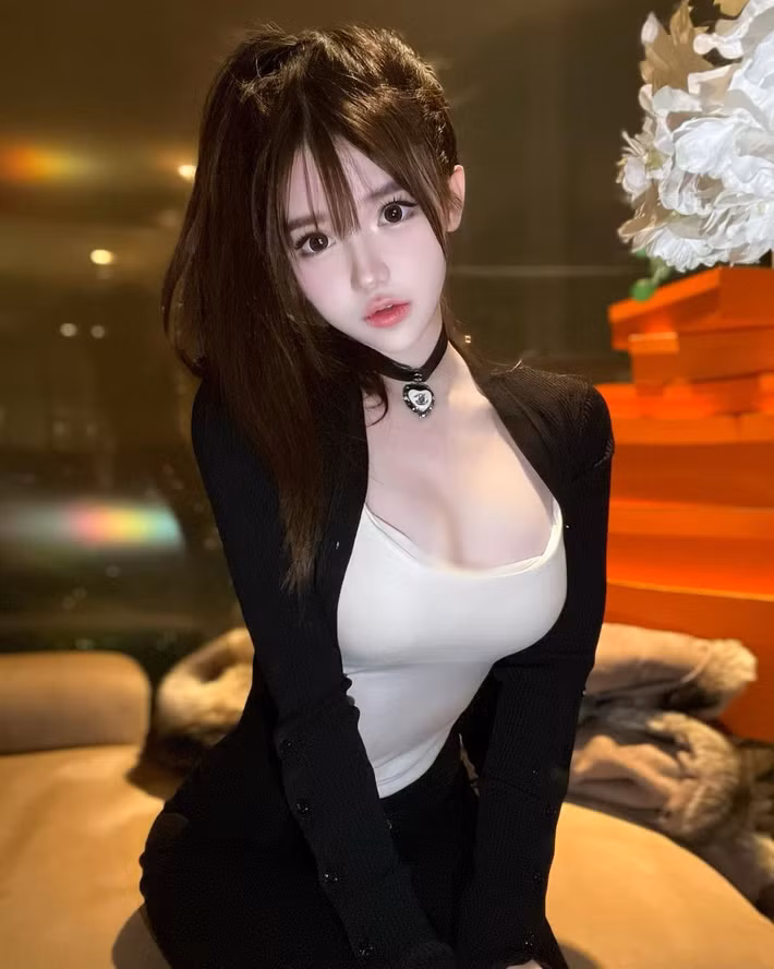  Mỹ nhân gợi cảm Rollyn, người Trung Quốc, nổi tiếng với khuôn mặt xinh đẹp như búp bê và thân hình đồng hồ cát đẹp tuyệt mỹ.