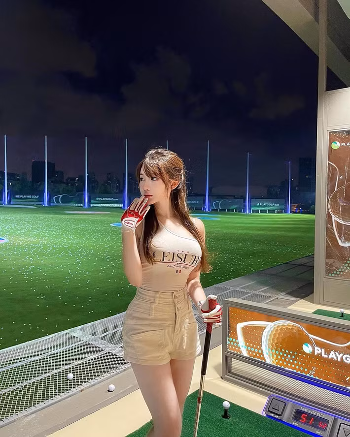 Nhiều người còn cho rằng Rollyn đứng bên cạnh thuỷ cung chẳng khác nào nàng tiên cá, đẹp kiêu sa, rực rỡ.