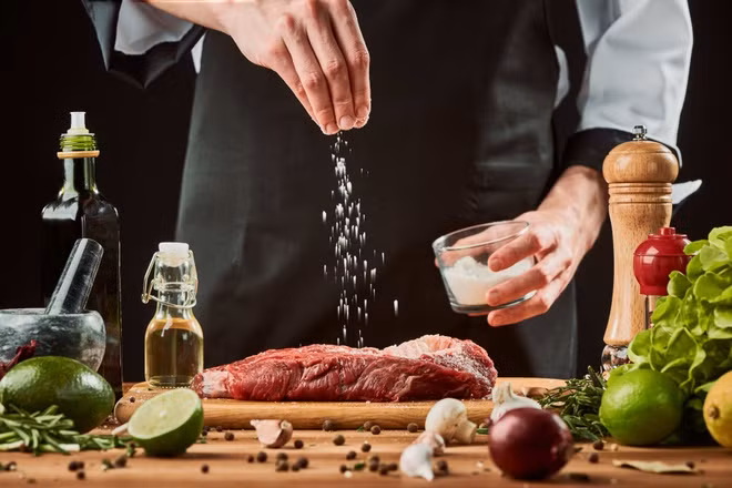 Thứ năm, không nên ăn mặn. Không ít các nghiên cứu đã chỉ ra rằng muối là một trong những yếu tố chính dẫn đến nhiều bệnh tật, ăn muối nhiều là một yếu tố nguy cơ của bệnh tim mạch và bệnh mạch máu não, bệnh về thận.
