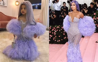 Kylie Jenner là tỷ phú tự thân trẻ tuổi nhất nước Mỹ với công ty mỹ phẩm hùng mạnh. Không chỉ đầu tư cho bản thân, nàng nữ tỷ phú cùng thường xuyên cho con gái 2 tuổi “xài” túi xách hàng hiệu đến từ các hãng thời trang danh tiếng như Chanel, Hermès, Louis Vuitton…
