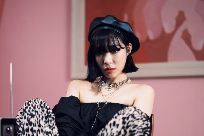 Tiffany Young - tẩy da chết với nhiều thương hiệu: Mọi người thường trung thành với một loại tẩy da chết hoặc bất cứ sản phẩm skincare nào có công dụng tốt trên da và không để lại những vết dị ứng. Song đối với Tiffany, bí quyết để có được làn da thuỷ tinh bao người ao ước chính là thử càng nhiều sản phẩm tẩy da chết càng tốt. Ảnh: Allure.