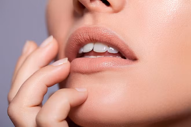 Anh chàng cho rằng khi làm như vậy, dưỡng chất sẽ thẩm thấu ở mức tối đa, đồng thời da mặt được massage để tăng sức đàn hồi. Một thành viên cùng nhóm kể: "Cậu ấy như đang tự tát vào mặt mình vậy. Âm thanh Kihyun tạo ra thực sự nghe giống những cú tát ". Ảnh: Getty.