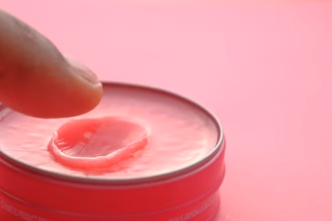 Vaseline nổi tiếng là một trong những sản phẩm giữ ẩm cho da rất tốt. Loại kem này chứa thành phần đặc biệt như petroleum có khả năng "khoá" bề mặt da, ngăn cho phân tử nước không bị bốc hơi cùng công dụng làm mềm da, kháng khuẩn hiệu quả. Vào mùa đông khô lạnh, đây chính là "cứu cánh" cho làn da nứt nẻ, bong tróc. Ảnh: Getty.