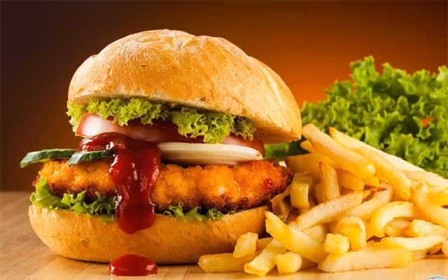 Thức ăn nhanh: Thức ăn nhanh và đồ ăn nhẹ nhiều dầu mỡ như pizza, khoai tây chiên, gà rán... khiến cơ thể khó tiêu hóa và thường dẫn đến chứng ợ nóng. Càng ăn nhiều chất béo trong bữa ăn, bạn càng tạo ra nhiều axit dạ dày và khí. Vì vậy, bạn cần tránh tiêu thụ loại thực phẩm này trước khi đi ngủ để bảo vệ sức khỏe. Ảnh: Buzzsouthafrica.