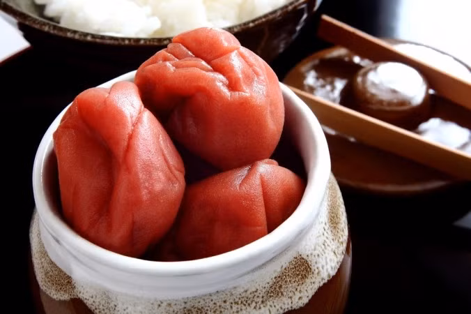 Là một món ăn thanh đạm, không cầu kì; mận muối luôn là một món ăn được ưa thích trong khẩu phần ăn của những người dân Nhật, đặc biệt là những người cao tuổi – vốn nổi tiếng có tuổi thọ trung bình cao nhất trên thế giới nhờ lối sống thanh đạm và hợp lý.
