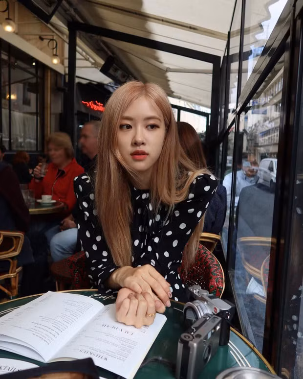 Chia sẻ về cách chăm sóc da, nữ ca sĩ Hàn cho rằng việc làm sạch da là bước quan trọng nhất. Dù làm việc cả ngày mệt mỏi nhưng khi về đến nhà, Rosé sẽ không quên việc tẩy trang và làm sạch lớp makeup, bụi bẩn thật kỹ.