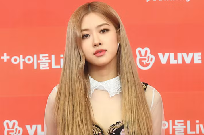 Làn da của Rosé được đánh giá là khá hoàn hảo với sự căng mướt, mịn màng mà ai cũng ao ước. Nếu không để ý đến một quầng thâm nhỏ ở mắt thì cô nàng hẳn sẽ được 10/10 điểm về độ hoàn hảo của làn da. Ảnh: Internet. 