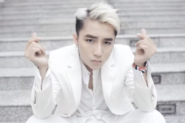 Năm 2015, Sơn Tùng M-TP thực hiện MV "Âm thầm bên em" vói màu tóc bạch kim. Màu tóc khá nổi bật và bụi bặm, rất phù hợp tạo hình nhân vật trong chính MV mà nam ca sĩ thực hiện.