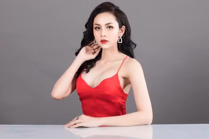 Để có được ngoại hình như hiện tại, Lương Mỹ Kỳ đã phải trải qua rất nhiều ca phẫu thuật tại Thái Lan. Trước đó, "thánh lô tô" được đánh giá là một trong những thí sinh giả gái "chuẩn chỉnh" nhất.