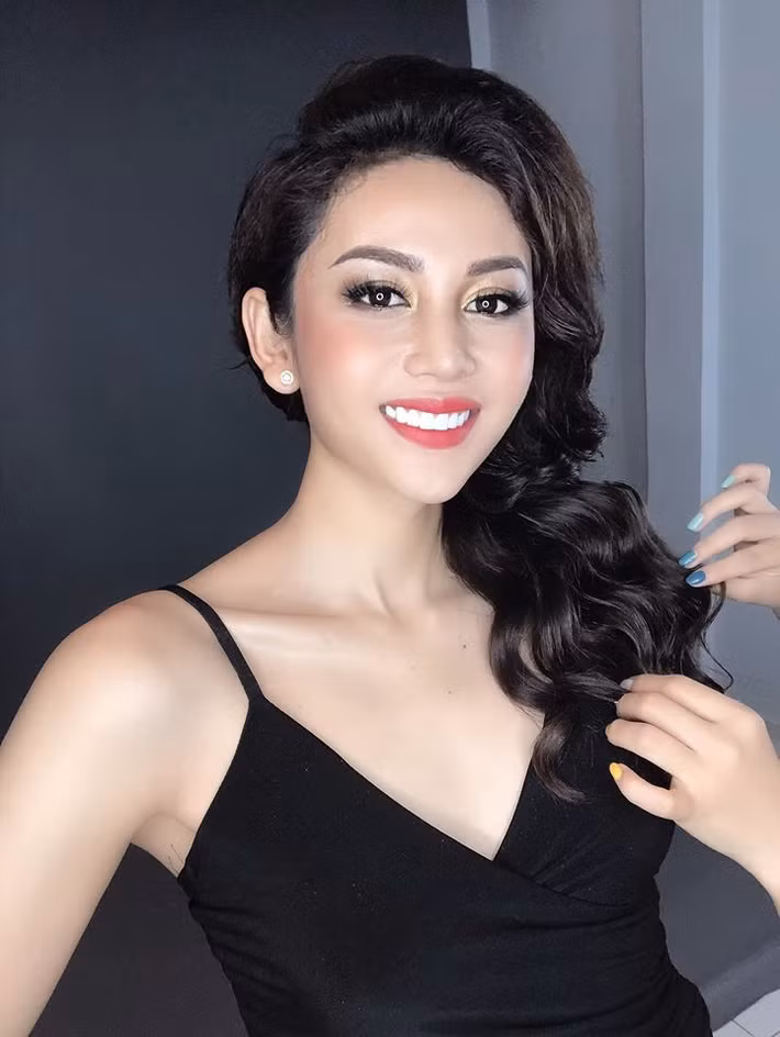 Các kiểu váy hai dây tôn lên bờ vai thon thả của cô nàng.