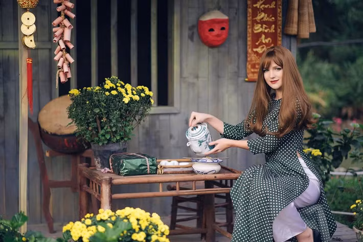 Diện chiếc áo dài chấm bi với quần lanh trắng, Alexandra Rud trông như thiếu nữ 18 chứ không ai đoán được tuổi thật của cô.