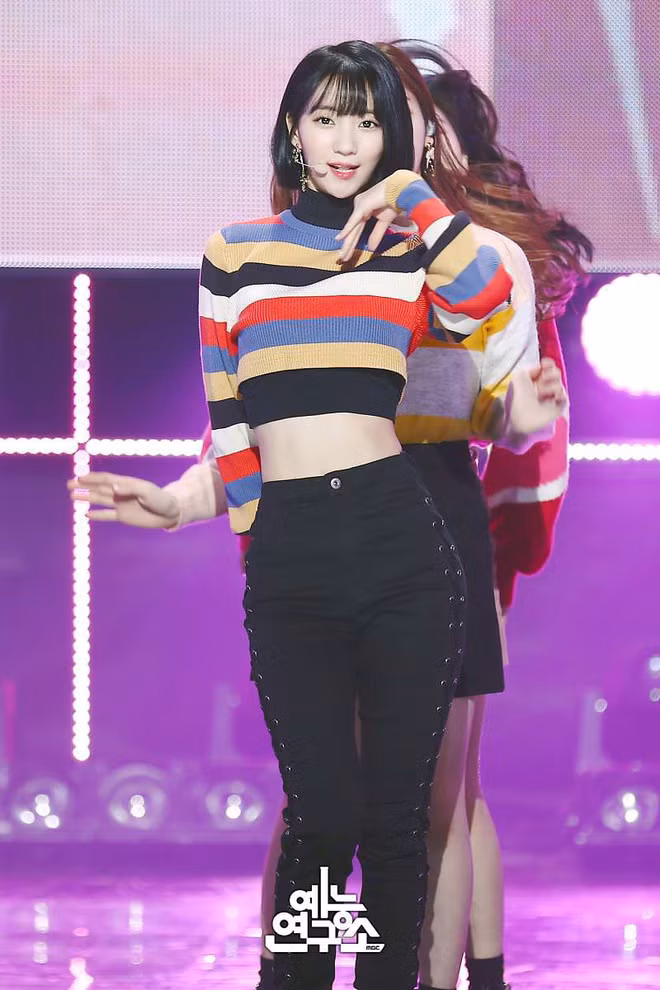 Cao chỉ nhỉnh hơn 1m60 chút xíu, nặng 49kg, yếu tố khiến thành viên nhóm nhạc Oh My Girl sinh năm 1997 ghi điểm trong mắt người hâm mộ không chỉ là gương mặt xinh xắn như nhân vật truyện tranh mà còn bởi vòng hai siêu nhỏ, từng được mệnh danh là nhỏ nhất làng nhạc K-pop.
