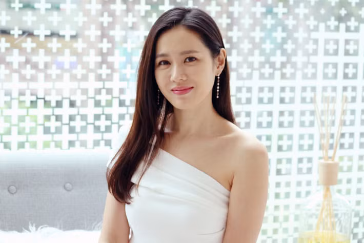 Gần đây, nữ diễn viên sinh năm 1982 tái xuất trong phim truyền hình Hạ cánh nơi anh (tên tiếng Anh: Crash landing on you). Ở tuổi 37, nhan sắc tươi trẻ của Son Ye Jin không có quá nhiều thay đổi so với những năm đầu mới vào nghề.