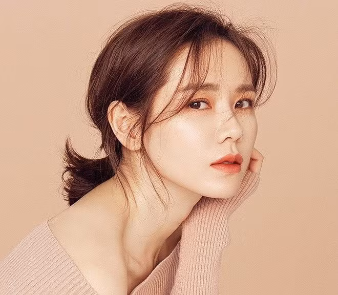 Để sở hữu làn da trẻ trung, sáng mịn, Son Ye Jin cho biết bí quyết của cô chỉ đơn giản là thường xuyên đắp mặt nạ dưa chuột. Cô dùng dưa chuột để lạnh, thái lát mỏng, đắp lên mặt và đặc biệt là vùng da dưới mắt để làm mờ quầng thâm, nuôi dưỡng da, hạn chế nếp nhăn.