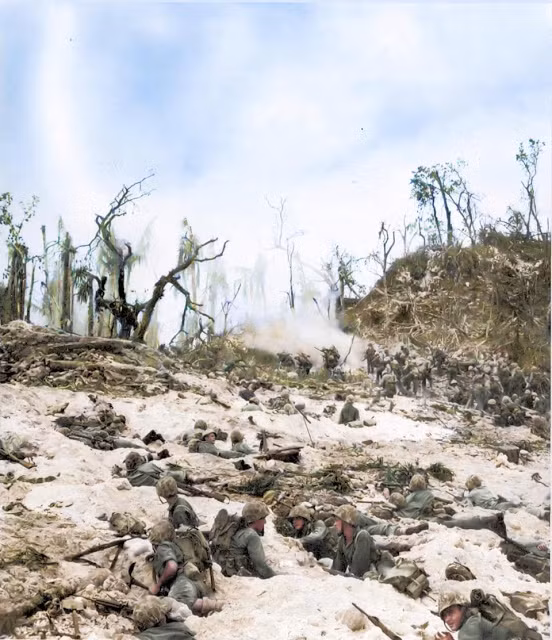 Lính Mỹ nằm mai phục bên bờ biển tại Peleliu tháng 9/1944.