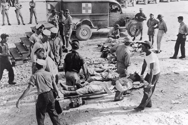 Khoảng 300 thủy thủ trong số 1.196 người trên USS Indianapolis tử vong cùng con tàu xấu số. Mãi tới ngày 2/8/1945, các tàu của Mỹ trong khu vực mới phát hiện những thủy thủ gặp nạn và tiến hành giải cứu.