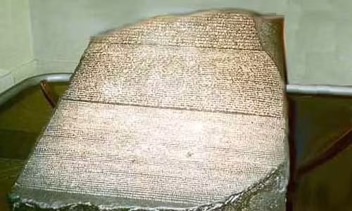 Vào năm 1801, lực lượng Anh đánh bại quân đội Pháp tại Ai Cập. Theo đó, người Anh mang phiến đá Rosetta về nước.