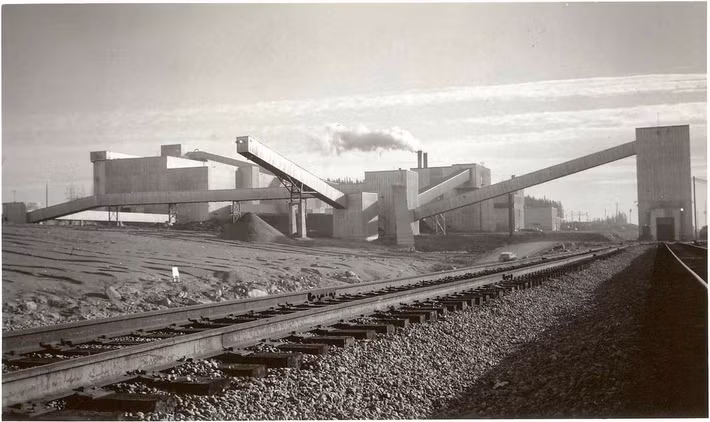 Vào năm 1985, nhà chức trách tiến hành tháo dỡ, san bằng toàn bộ các công trình ở thị trấn Gagnon. Vì vậy, Gagnon trở thành thị trấn "ma" hoang vắng không có bất cứ bất cứ ngôi nhà hay cơ sở hạ tầng nào.