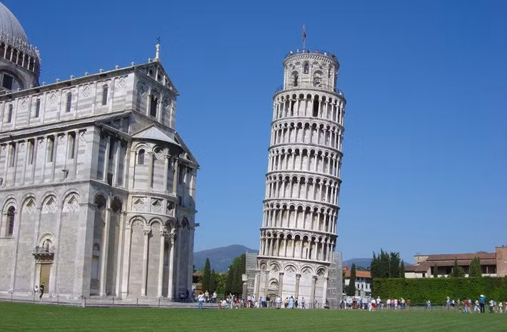 Nguyên nhân khiến tháp Pisa bị nghiêng là do sai sót của các kiến trúc sư trong khâu thiết kế và thi công công trình. Nền đất mềm với thành phần chính là bùn, cát và đất sét đã khiến tháp Pisa bị nghiêng.