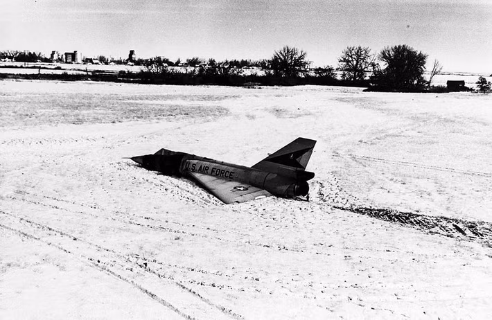 Theo đó, ông nhảy dù ra khỏi chiếc F-106 đang rơi. Sau đó, những phi công trên 2 chiếc F-106 tham gia cùng huấn luyện nhận thấy chiếc máy bay gặp sự cố từ từ hạ cánh xuống một cánh đồng lúa mì gần Big Sandy, Montana.