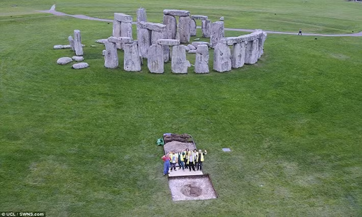 Bãi đá cổ Stonehenge trở thành bí ẩn lớn đối với giới khoa học khi mãi chưa thể tìm ra lời giải ai là người xây dựng nên công trình này hay mục đích của họ là gì?
