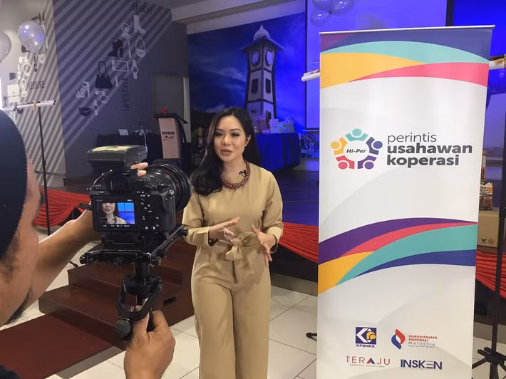  Là một người dẫn chương trình, cô cũng thường xuyên cập nhật các xu hướng thời trang để áp dụng cho bản thân. 