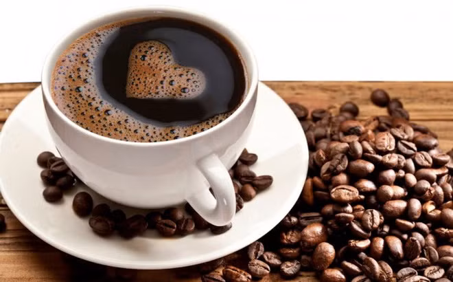 Cà phê: Cà phê chứa chất kích thích caffein giúp tim bơm máu nhanh hơn. Và khi được tim bơm máu, cậu nhỏ sẽ cương cứng mạnh một cách tự nhiên. Vì vậy thời gian yêu sẽ được lâu hơn.