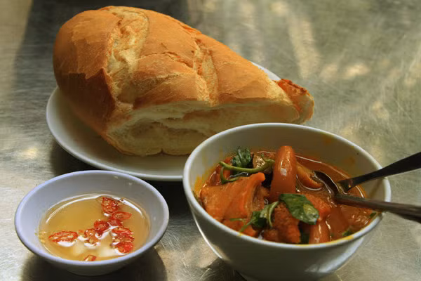 Lòng bò làm sạch sẽ, cắt miếng vừa ăn, nhai giòn sựt trong miệng. Còn phải có nước chấm me hoặc tắc chua chua, thêm ớt cay cay ăn kèm mới đúng chuẩn. Phá lấu bò có thể ăn với bánh mì hay mì gói đều được. Có nơi còn biến tấu thành phá lấu xiên que hay phá lấu nướng. Ảnh: Meoanvat.