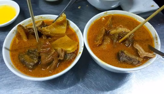 Phá lấu bò: Thuộc top những món ăn vặt yêu thích của giới trẻ Sài Gòn, không ai không biết món phá lấu bò. Một phần phá lấu ngon phải có nước súp beo béo, sệt sệt, thơm mùi ngũ vị hương. Ảnh: Foody.