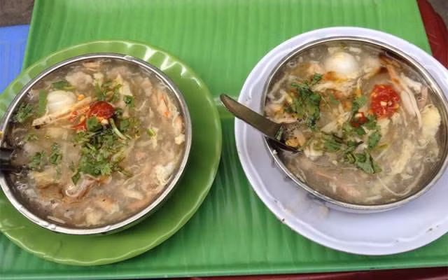 Súp cua: Những chiều đói bụng mà có một bát súp cua âm ấm, bốc khói thơm lừng thì còn gì tuyệt hơn. Chén súp chất lượng phải có độ đặc sánh vừa đủ, không quá loãng, vị thanh ngọt, và nhất là phải có các nguyên liệu xé/xắt nhỏ tươi ngon như thịt cua, thịt gà, nấm hương, bắp Mỹ, trứng cút... Ảnh: Foody.