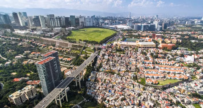 Theo các quan chức chính phủ, Mexico City đang chìm với tốc độ 10 cm mỗi năm, nhanh hơn 10 lần so với thành phố Venice.