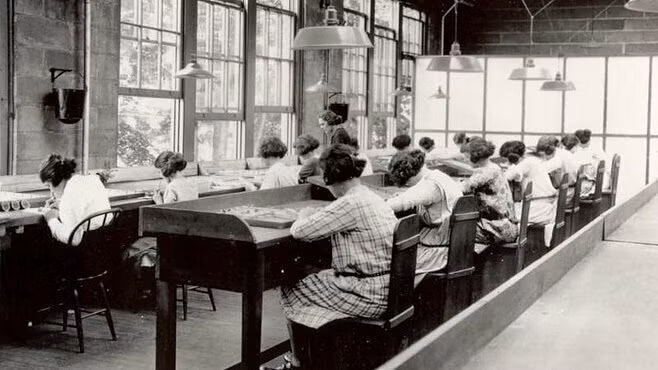 Sau đó, radium được ứng dụng rộng rãi trong nhiều lĩnh vực đời sống như dùng trong sản xuất kem đánh răng, son môi, mỹ phẩm... vì cho rằng nó không hoặc gây rất ít tác dụng phụ. Thế nhưng, về sau, câu chuyện về những " cô gái radium" khiến dư luận bàng hoàng.