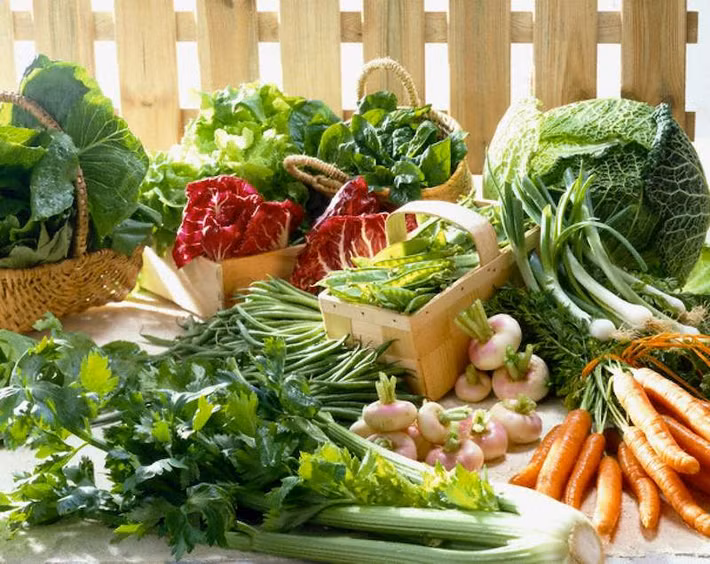 Bác sĩ Lưu cũng chỉ ra rằng trái cây và rau quả có chứa nhiều chất phytochemical, có thể loại bỏ hiệu quả các gốc tự do trong mạch máu, bảo vệ sự trơn tru và đàn hồi của mạch máu, giảm nồng độ homocysteine trong máu, oxy hóa làm tổn thương mạch máu, bảo vệ hệ tim mạch.