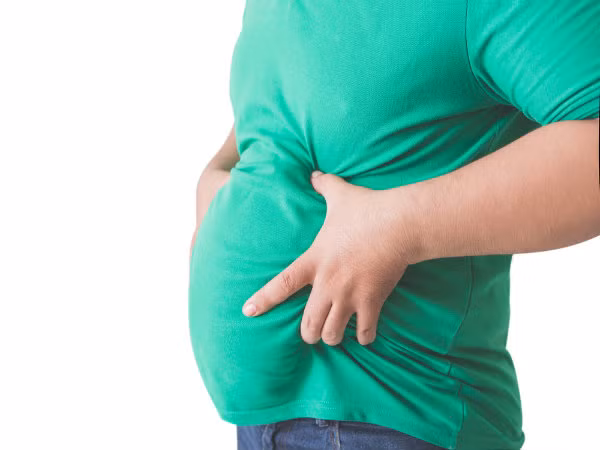 Nghiên cứu chỉ ra, nam giới có vòng eo trên 90cm, phụ nữ có vòng eo trên 80cm có nguy cơ dư thừa mỡ nội tạng. Không chỉ ảnh hưởng ngoại hình, dư thừa mỡ nội tạng làm tăng nguy cơ mắc các bệnh như đau tim, bệnh tim mạch, tiểu đường type 2, đột quỵ, ung thư vú...