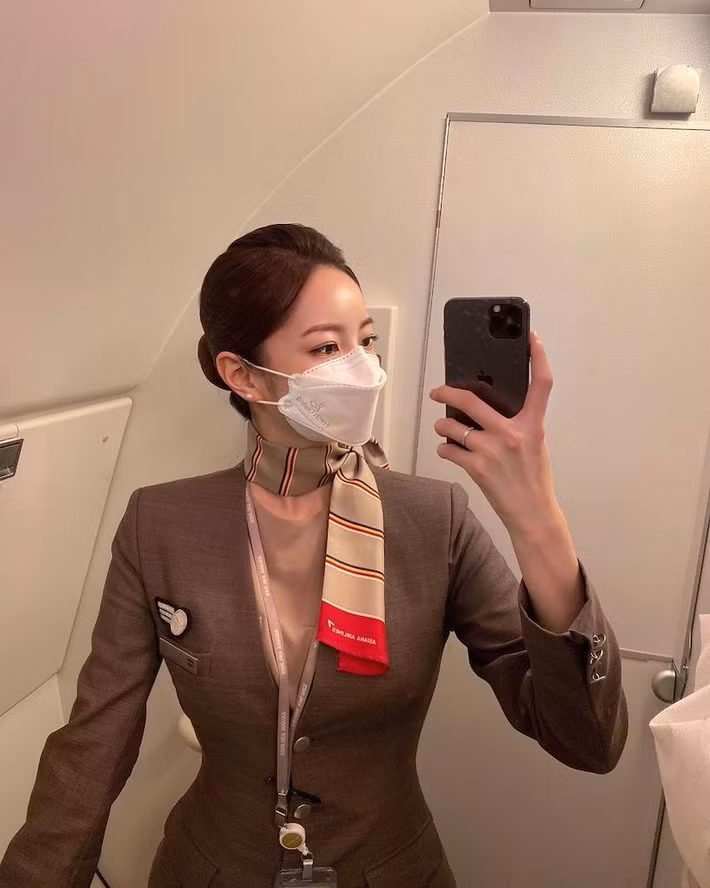 Được biết, tên thật của yxxnniebebe là Hyo Jin, cô nàng đã làm tiếp viên hàng không cho hãng hàng không Asiana Airlines nhiều năm.