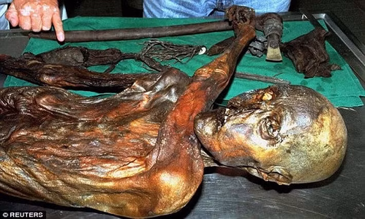 Rainer Holz, nhà làm phim tài liệu về quá trình xác ướp Otzi được đưa ra khỏi sông băng, qua đời vì u não.