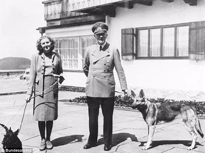Trong suốt những năm tháng bên nhau, Eva Braun chưa từng xuất hiện công khai cùng với Hitler với thân phận người tình của nhà độc tài Đức quốc xã.