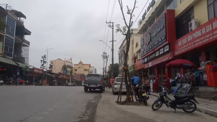 Công trình chỉnh trang tuyến phố Quang Trung (thuộc phường Quang Trung, thành phố Uông Bí, tỉnh Quảng Ninh) đang được gấp rút hoàn thiện. Đây là dự án nhằm góp phần hoàn thiện hạ tầng kỹ thuật, nâng cấp đô thị, đảm bảo hài hòa không gian kiến trúc cảnh quan, tạo diện mạo mới về mỹ quan, sáng, xanh, sạch đẹp cho khu vực trung tâm thành phố.