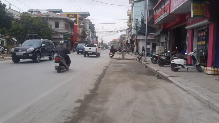 Khu vực đoạn bê tông nằm giữa lòng đường với vỉa hè chưa được trồng cây.