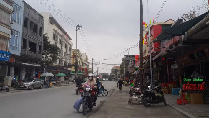 Một người dân cho biết: “Không hiểu hàng cây đô thị để tạo cảnh quan được trồng ngày sát lòng đường để làm gì, dù tạo không gian dừng đỗ xe nhưng việc trồng cây dưới lòng đường không tạo cảnh quan đẹp mà còn tiềm ẩn nguy cơ mất an toàn giao thông, khiến người dân lo lắng”.