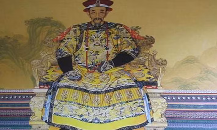 Tuy nhiên, trong một số trường hợp hoàng đế và hoàng hậu không có con trai nối dõi, một thành viên hoàng tộc sẽ được lựa chọn làm người kế vị.