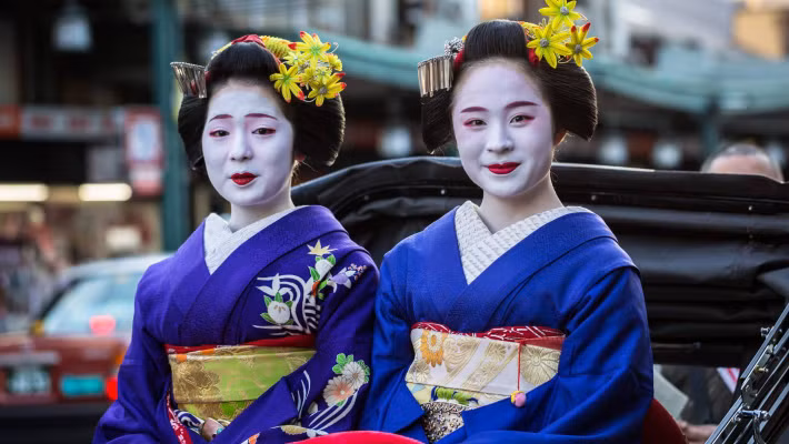 Ngoài các buổi học trên lớp, Maiko có thể học hỏi kinh nghiệm từ những Geisha bằng cách đi theo và quan sát cách các "tiền bối" làm việc.