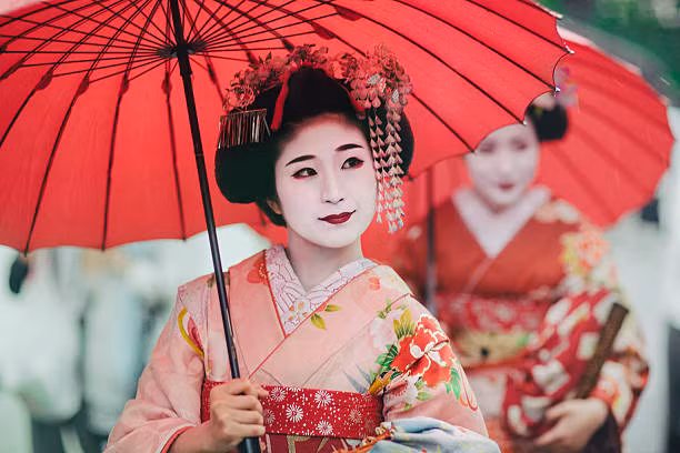 Tại các buổi học, Maiko được dạy về nghệ thuật truyền thống Nhật Bản cũng như các kỹ năng như: âm nhạc, hội họa, ca kịch, cắm hoa, tổ chức tiệc trà truyền thống...