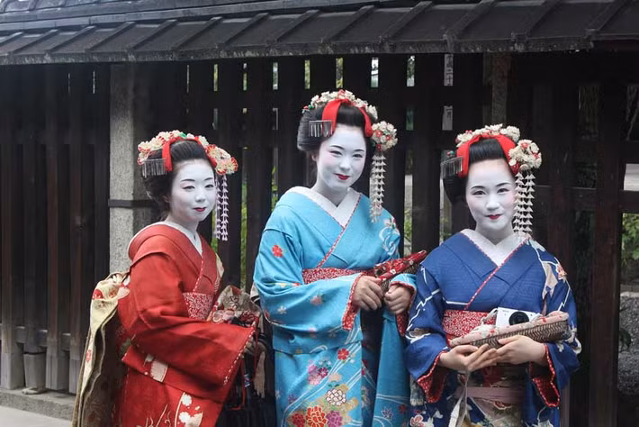 Không những vậy, các Maiko cũng học cách trang điểm, làm tóc và chọn trang phục phù hợp với từng sự kiện.