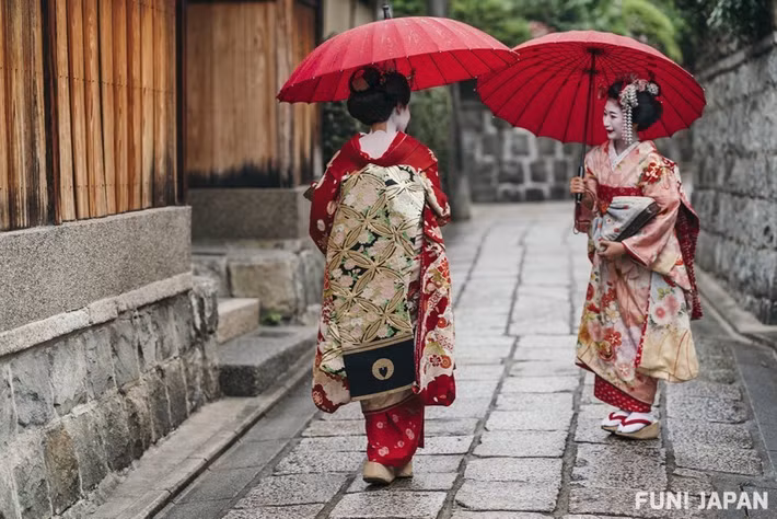 Các Maiko sẽ tham gia các lớp huấn luyện từ thứ Hai đến thứ Sáu ở Okeikoya - trường huấn luyện cho các cô gái để trở thành Geisha.