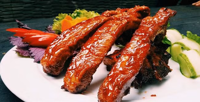 Bạn có thể nướng bếp than hoặc dùng lò nướng, lưu ý khi sườn vàng đều thì lấy ra phết một lớp mật ong rồi nướng tiếp nhé. Món sườn ngon ăn cùng salad cả nhà đều thích.