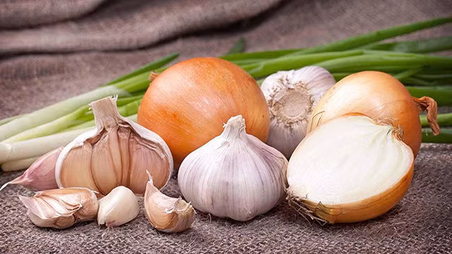 Cấm tỏi và hành: Việc cấm tỏi và hành là cần thiết vì nó liên quan đến tình huống khó xử về hôi miệng, nhất là mọi người thường xuyên phải đi tiếp khách rất nhiều. Ảnh: Internet.